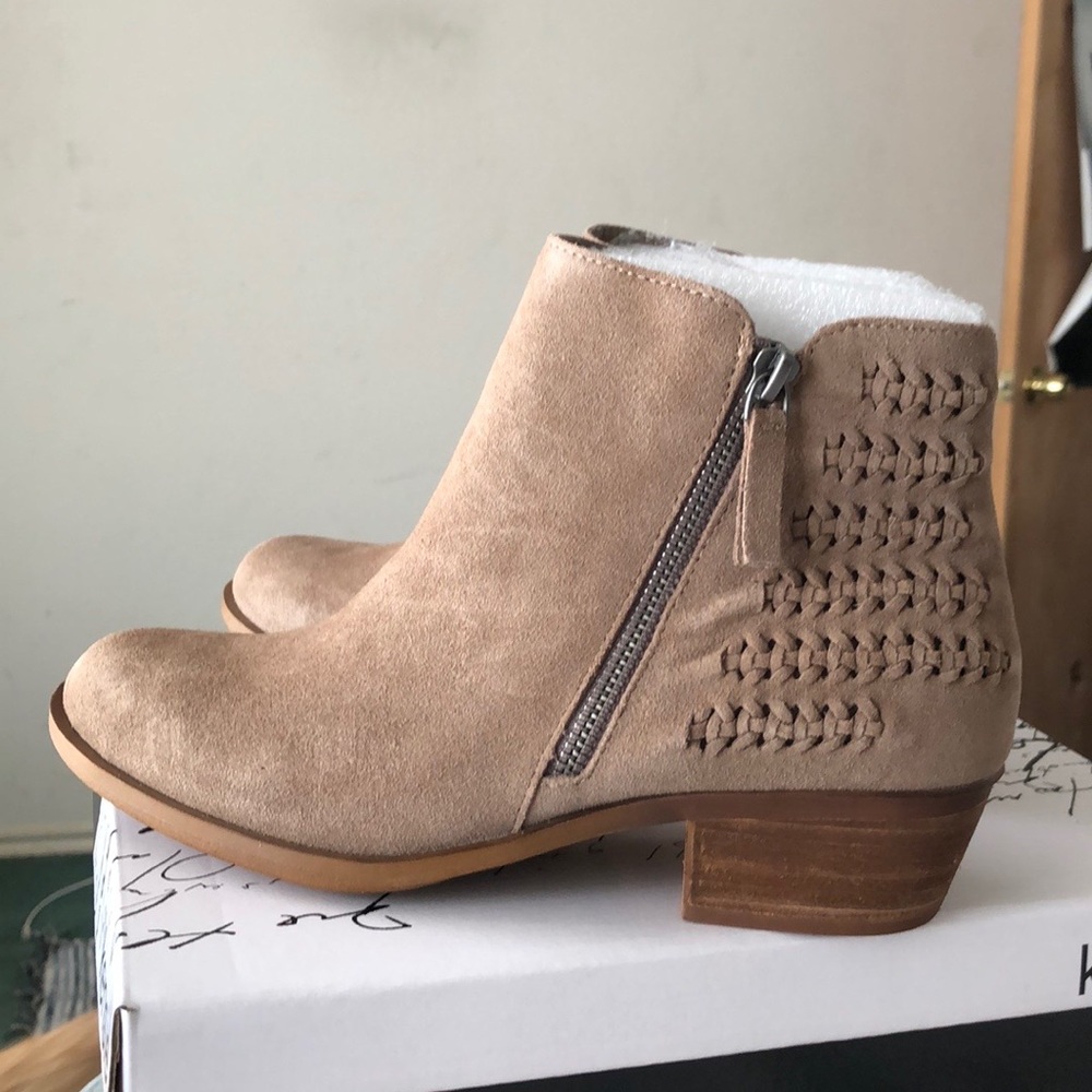 Beautiful suede Kensie stylish booties. taupe, new